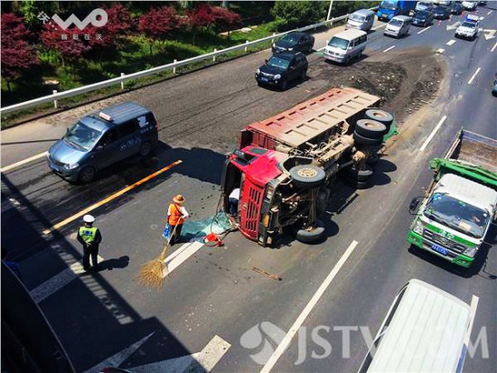 渣土車公路側(cè)翻 車速太快避讓小車不及