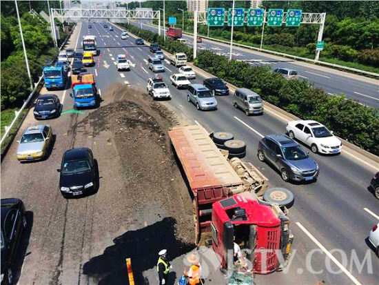渣土車公路側(cè)翻 車速太快避讓小車不及