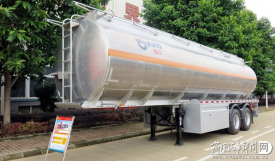 中國(guó)重汽  高規(guī)格新品 “運(yùn)力”牌鋁合金罐車(chē)上市